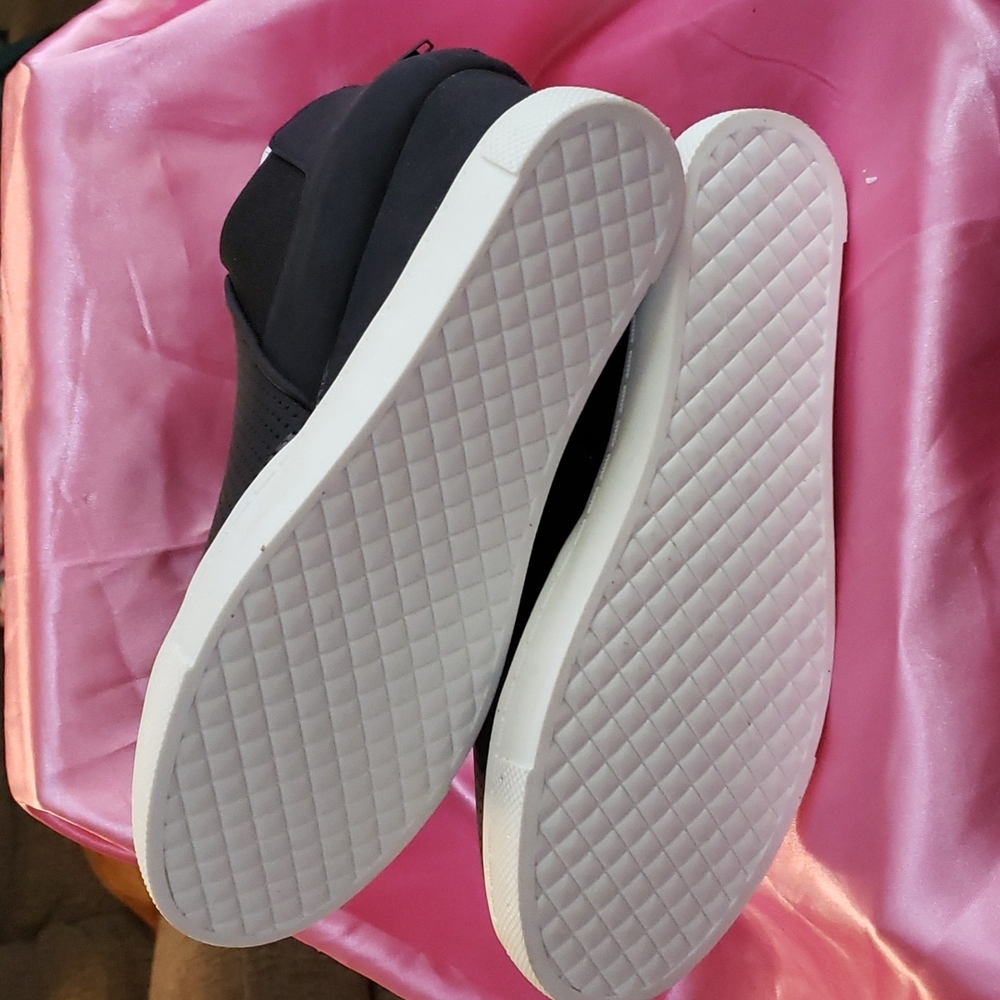 SHOES - Picture 7 of 8